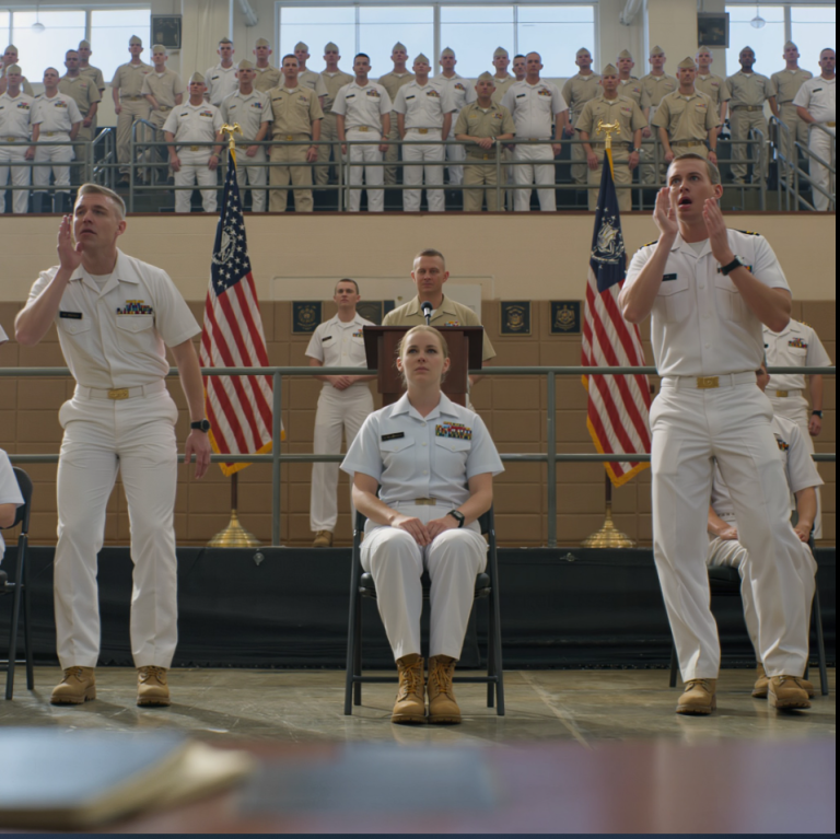 Ils la traitaient comme une cadette, jusqu'à ce qu'un marine se lève et crie : « Iron Wolf, tenez-vous prêts ! » La lettre était