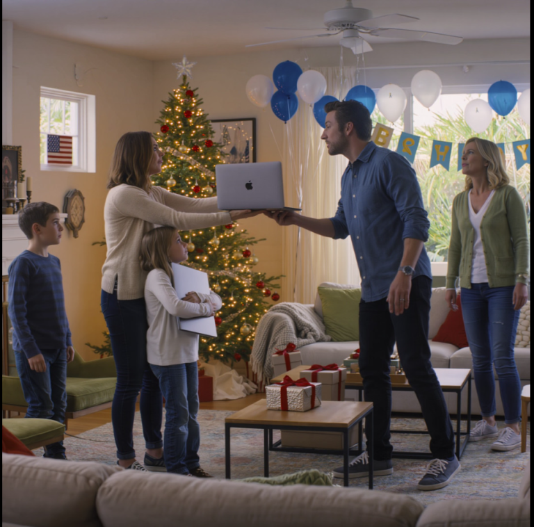 Mon petit frère a abîmé le M3 Pro de ma fille parce qu’elle refusait de le prêter à son fils. Il a ensuite fait une remarque cruelle, et mes parents se sont déchaînés contre elle, la traitant d’« égoïste » comme si elle l’avait bien cherché. Ma fille est restée là, tremblante, essayant de ne pas s’effondrer. Je n’ai pas crié. Je ne les ai pas suppliés de me comprendre. Je suis restée silencieuse, j’ai tout documenté et j’ai passé un seul coup de fil. Et quand ils ont enfin compris ce que j’avais fait… un silence de mort s’est abattu sur la pièce.