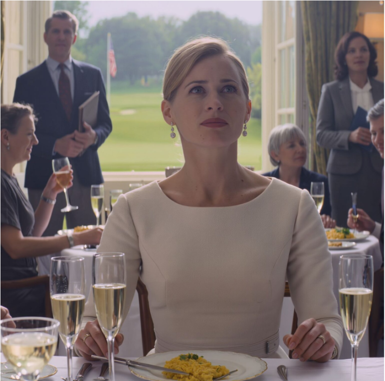 « Tu n'as pas les moyens de payer la cotisation », annonça ma sœur pendant le brunch. Mon père acquiesça : « Arrête de faire semblant. » Je continuai à manger en silence. Le président du club s'approcha : « Madame, votre dossier d'adhésion est prêt…