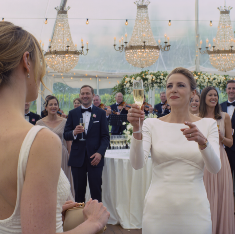 Ma propre sœur m'a invitée à son mariage extravagant uniquement pour m'humilier devant 200 invités : « Tu as toujours été un raté ! » — J'ai ravalé ma honte et me suis assise tout au fond… jusqu'au moment où les vœux allaient commencer. Soudain, le marié a quitté l'allée et s'est dirigé droit vers moi. Ce qu'il a fait ensuite a glacé toute la salle.