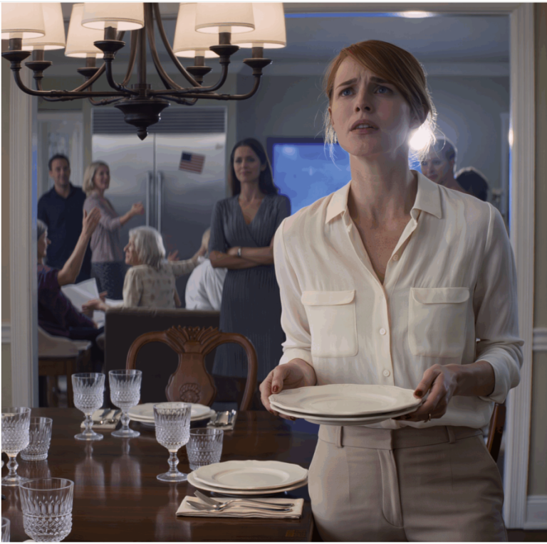 « Elle est sans emploi », dit maman aux proches. Ma sœur chuchota : « Probablement pour toujours. » J'aidai à mettre la table en silence. Tante Mary hurla : « Oh mon Dieu, allume la télé tout de suite ! »