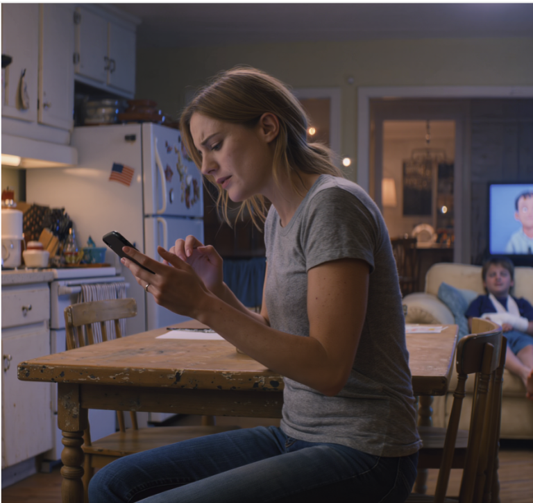 Mon fils a passé trois jours à l'hôpital suite à un accident de skateboard, sans qu'un seul membre de la famille ne vienne le voir. Au moment où je l'ai enfin ramené à la maison, mon père m'a envoyé un SMS me demandant 5 000 $ pour le mariage de mon frère. J'ai envoyé exactement 1 $ avec le mot « achète-lui une paire de chaussettes ». Le lendemain matin, ma mère a appelé en hurlant, comme si j'étais responsable de la destruction de toute la famille