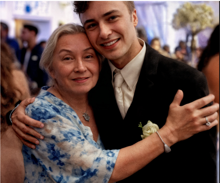 J’ai invité ma grand-mère au bal de fin d’année – tout le monde a ri, alors j’ai arrêté la fête et j’ai pris la parole devant tout le monde.