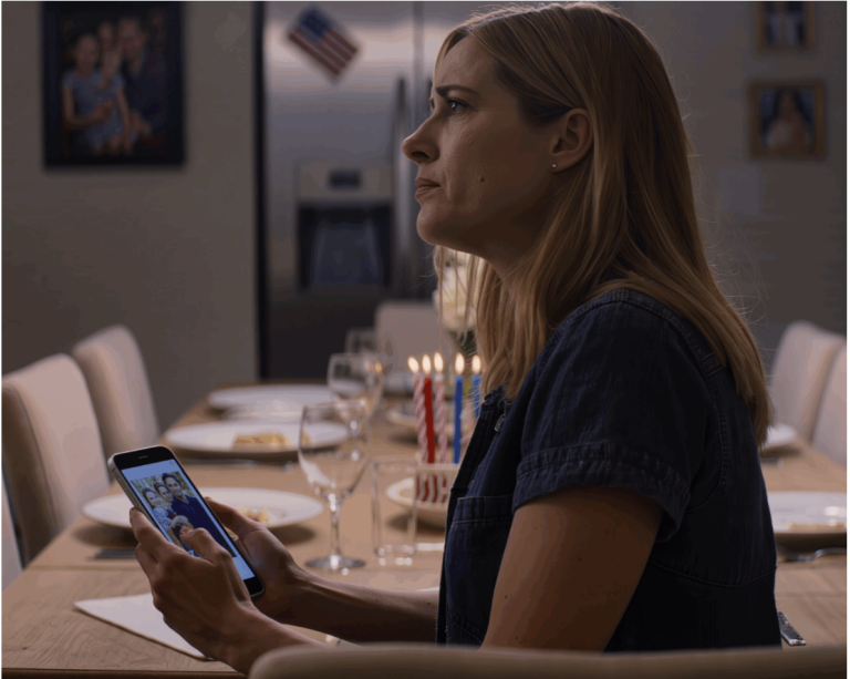 « Ne t’attends à personne », m’a écrit mon père pour mon anniversaire. Puis j’ai vu la photo de groupe : ils étaient tous en vacances à Miami. Légende : « Enfin réunis ! » J’ai juste répondu par SMS : « Quelle coïncidence ! » Ce soir-là, j’ai bloqué toutes mes dépenses. Le lendemain matin, mon téléphone affichait 28 appels manqués.