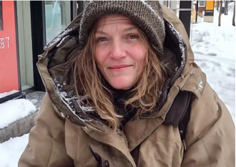 J’ai donné un manteau à une femme sans-abri la veille de Noël — Trois ans plus tard, elle est revenue avec une valise grise et un sourire inoubliable