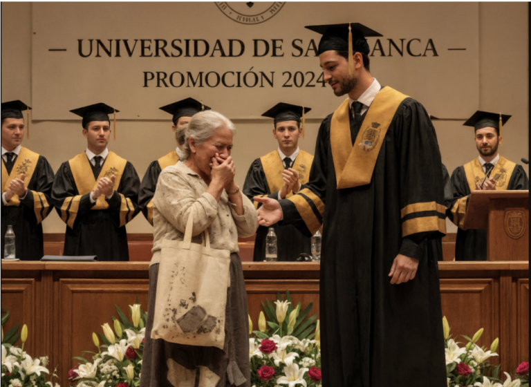 « Ils se sont moqués de moi parce que je suis le fils d’un éboueur — mais lors de la remise des diplômes, j’ai prononcé une seule phrase… et tout le monde est resté silencieux, en larmes. »