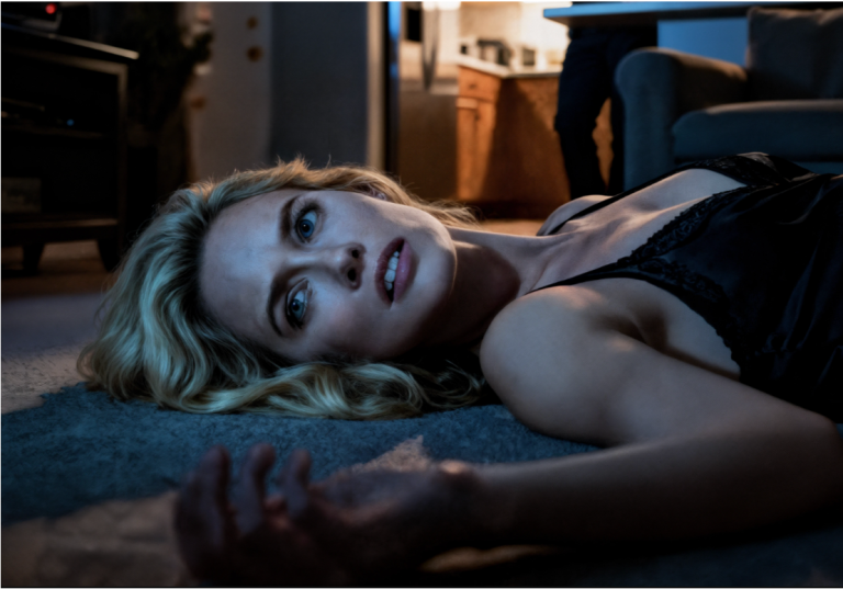 Depuis des mois, j’avais des étourdissements après le dîner. Mon mari répétait toujours : « Tu es juste fatiguée par le travail. » Mais hier soir, j’ai secrètement caché la nourriture qu’il avait préparée et j’ai fait semblant de m’effondrer sur le sol. Quelques secondes plus tard, il s’est précipité pour passer un coup de fil. Je suis restée allongée, immobile, à l’écouter… et chaque mot me déchirait un peu plus le cœur : « Elle a perdu connaissance. La dernière dose était assez forte ? Quand est-ce que je recevrai l’argent ? » Je me suis mordu la lèvre jusqu’au sang. Alors, ce qui me donnait le vertige… ce n’était pas l’amour.