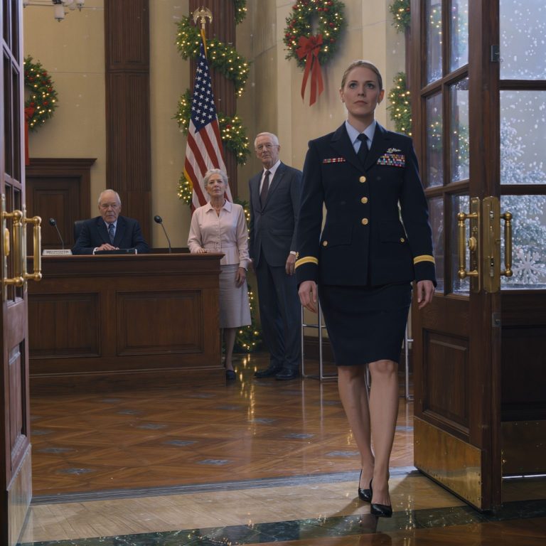 Quand je suis entrée dans la salle d’audience en uniforme, mon père a ricané et ma mère a secoué la tête. Le juge s’est figé, la main tremblante, et a murmuré : « Mon Dieu… Est-ce vraiment elle ? » Tous les regards se sont tournés vers moi. Personne ne savait qui j’étais vraiment jusqu’à ce jour.