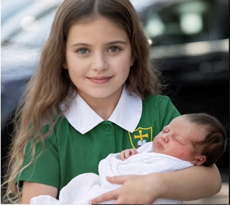 Une jeune fille pauvre, en retard pour l’école, trouve un bébé inconscient enfermé dans une voiture…