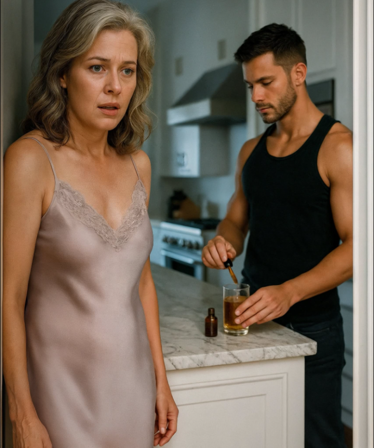 « J’ai presque soixante ans et je suis mariée à un homme de trente ans mon cadet. Depuis six ans, il m’appelle “petite femme” et m’apporte de l’eau chaque soir — jusqu’à la nuit où je l’ai suivi dans la cuisine et découvert un plan que je n’étais jamais censée voir. »