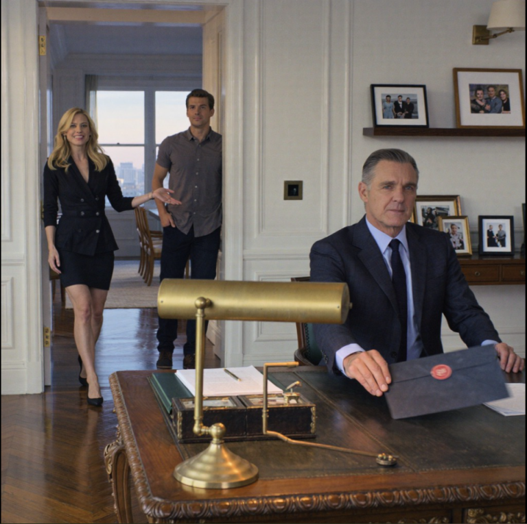 Ma femme a fait entrer un bel homme chez nous et a dit : « Il habite ici maintenant. » J'ai simplement hoché la tête…