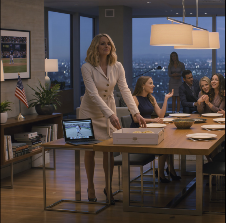 Ma mère se moquait de ma vie modeste. Ma sœur, avec un sourire en coin, disait : « Tu seras toujours la discrète. » Elles ignoraient que je payais leur loyer, leurs voitures et leurs factures. Je souriais, les laissant parler. Jusqu’à ce matin, où j’ai envoyé un courriel…