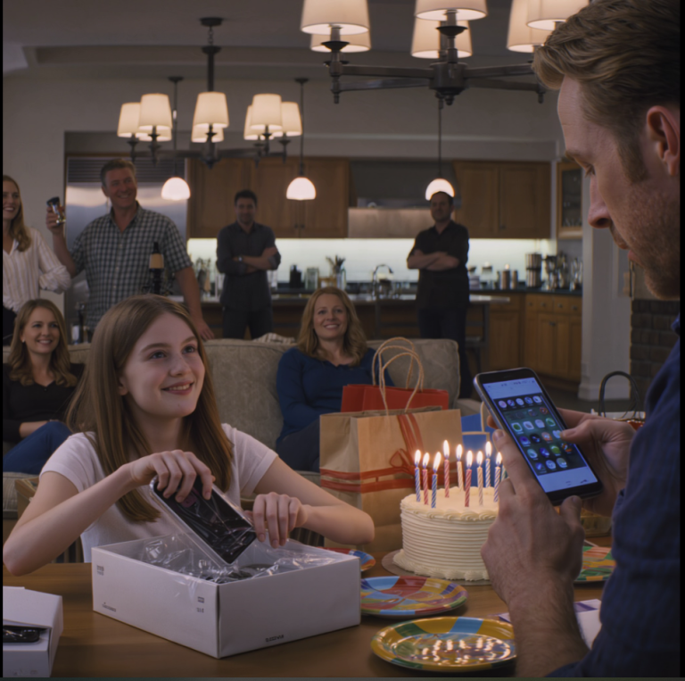 Ma nièce de 13 ans a gloussé : « Maman dit que si tu disparais demain, personne ne s'en apercevra », juste au moment où elle déballait le téléphone à 850 dollars que j'avais acheté… Une trentaine de personnes ont éclaté de rire, j'ai juste hoché la tête… et en deux clics, tous les paiements se sont « volatilisés ». Cette nuit-là, j'ai disparu, ne laissant derrière moi qu'un sac à dos noir… et le lendemain matin, quand ils l'ont ouvert…