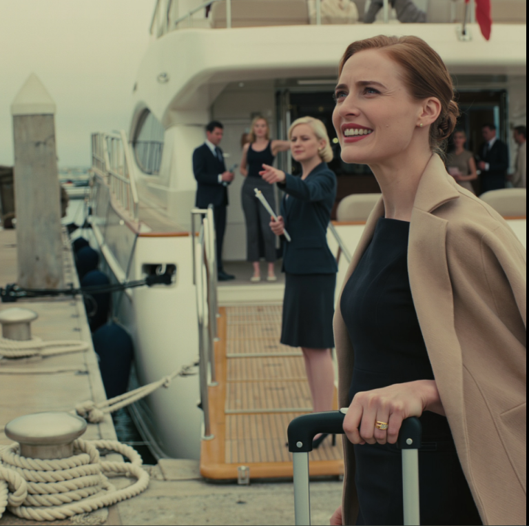 La sœur de mon mari a rétorqué sèchement : « Tu n'as rien à faire sur ce voyage ! » — mon nom a été rayé de la liste des invités du yacht et remplacé par celui de « son professeur de yoga »… À la porte d'embarquement, elle a même ricané : « Rentre chez toi. » Tout le monde a détourné le regard — même mon mari… Mais soudain, un membre d'équipage s'est tourné vers moi et a prononcé une phrase qui a figé tout le quai.