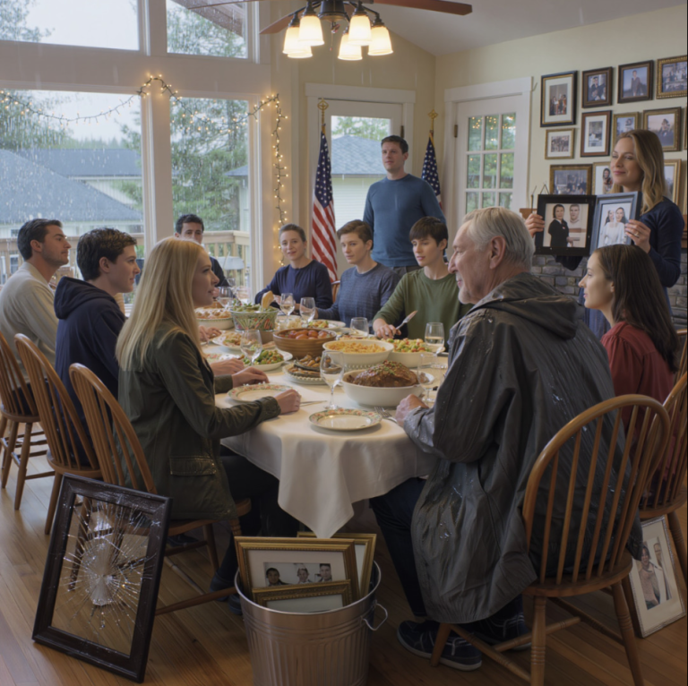 Mon fils a organisé un dîner de réveillon du Nouvel An avec 28 membres de la famille, et devant tout le monde, ma belle-fille a arraché ma photo de mariage du mur et l’a jetée à la poubelle. « Tu es une sangsue ! Tu as épuisé toute cette famille ! » a-t-elle lancé. Mon fils est resté planté là, à regarder. Je n’ai pas crié. Je n’ai pas supplié. J’ai simplement souri, pris mon manteau et je suis sortie. Une semaine plus tard, mon téléphone affichait 24 appels manqués… Et là, j’ai compris qu’ils avaient enfin réalisé ce que j’avais discrètement cessé de payer.