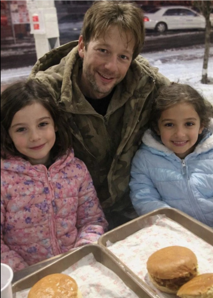 J’ai payé le repas d’un père en difficulté financière, et quelques semaines plus tard, il est revenu — mais c’était déjà un homme complètement différent.