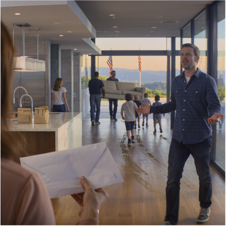 J'ai secrètement acheté une maison de verre à un million de dollars à Oakwood Hills ; le jour du déménagement, dès que je suis arrivée, j'ai vu un camion étrange, des déménageurs transportant un canapé délavé, mon beau-frère aboyant des ordres comme le propriétaire, ma sœur laissant ses enfants courir dans la boue sur mon parquet flambant neuf ; puis ma mère a appelé en disant : « Cette maison doit être partagée. » J'ai juste souri, je les ai accueillis… et j'ai sorti quelque chose qui a fait crier toute la pièce : « Attendez une minute ! »