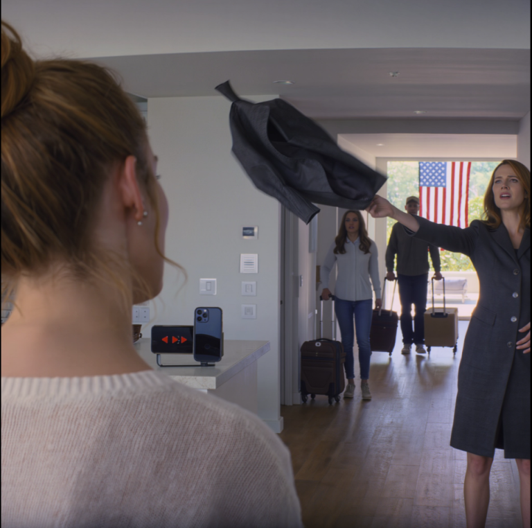 « Ma chérie, voici la nouvelle propriétaire de ton appartement », a lancé ma mère en entrant brusquement avec les deux valises de ma sœur et en pointant du doigt ma chambre : « Cette chambre est à Grace désormais – débarrasse-toi de toutes tes affaires avant l’arrivée des déménageurs ! » Mon père a hoché la tête comme si c’était la chose la plus normale au monde, une veste m’a été jetée au visage et toute la famille m’a regardée comme si j’étais une parasite… À ce moment-là, j’ai juste souri et murmuré une phrase.