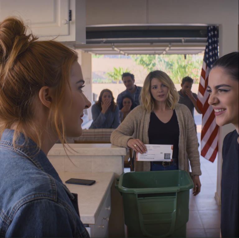 À cinq heures de ma remise de diplôme, ma mère a arraché mon billet d'avion pour Paris de la table de la cuisine à Phoenix et l'a jeté directement dans la grande poubelle verte près de la porte du garage. Ma petite sœur, le regard narquois, m'a traitée de « mendiante rêvant de Paris ». Sans rien dire, j'ai plongé la main dans la poubelle nauséabonde, j'en ai sorti le billet froissé, j'ai pris ma valise et je suis partie. Cinq ans plus tard, la sonnette a retenti sans cesse et ma caméra de sécurité a montré deux visages que je reconnaissais à peine, à la fois familiers et étrangers.
