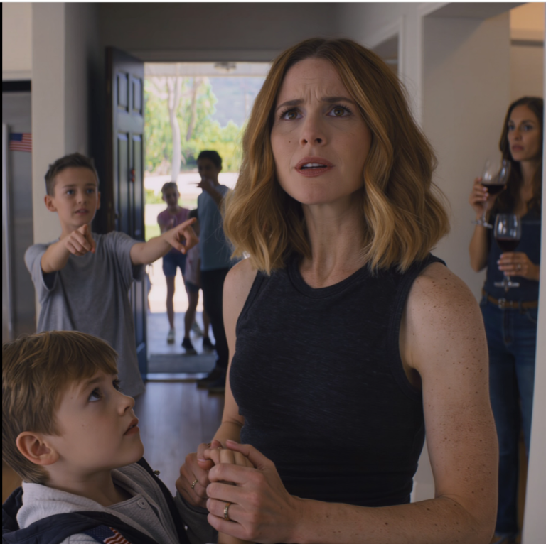 « Mon neveu a souri d'un air narquois et a murmuré : « Les ordures doivent être dehors ! » — toute la table a ricané… j'ai simplement hoché la tête, pris la main de mon fils et suis partie discrètement… puis maman a envoyé un texto : « As-tu transféré l'argent aujourd'hui ? » — j'ai répondu par trois mots, et le lendemain matin, toute la famille… »