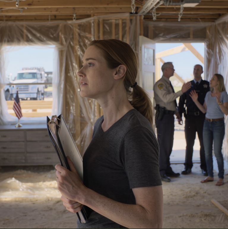 À peine avais-je atterri en Floride que j'ai vu le SMS de ma sœur, un message glaçant : « La maison de plage a été vendue pour 5 millions de dollars ! Merci d'être à l'étranger ! »… J'ai foncé vers la plage et je suis tombée sur des ouvriers en train de démolir la terrasse, l'acheteur ouvrant une mallette… et le nom sur la ligne « témoin » m'a paralysée.