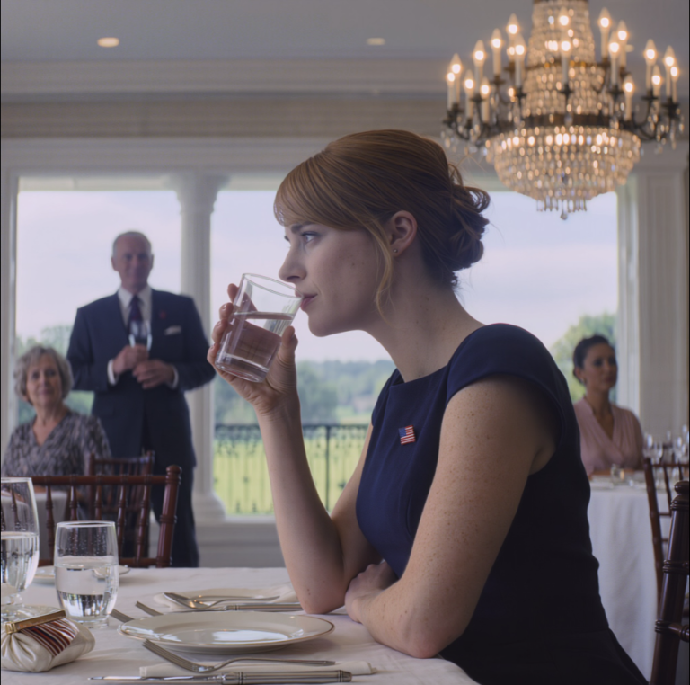 Une invitation ivoire aux lettres dorées en relief, avec une petite phrase au crayon : « VÊTEMENTS BON MARCHÉ INTERDITS »… Je me suis quand même pointée au country club en tenue Target… Toute la famille a ricané… Mon oncle a levé son verre et a déclaré : « Tu n’auras jamais rien de classe »… Puis, cet après-midi-là, son téléphone a vibré : le directeur a prononcé une seule phrase… et les rires se sont tus net…