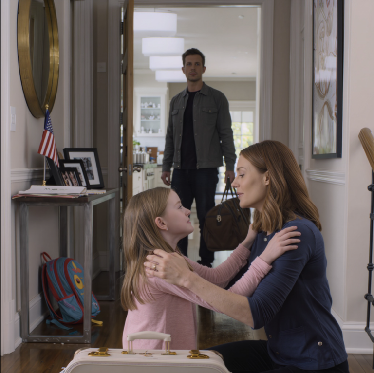 « Personne n’a besoin d’elle », disait mon mari à propos de sa fille de huit ans. « Renvoyez-la ! » rétorquait ma famille. « Elle est un fardeau. » Je n’ai pas discuté, et je ne l’ai renvoyée nulle part. Je l’ai prise par la main, je l’ai choisie, et nous avons reconstruit notre vie. Dix ans plus tard, le jour où ils ont vu qui elle était devenue… leurs visages se sont décomposés.