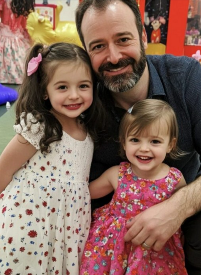 Mon mari a abandonné dix ans de mariage et nos deux jeunes enfants pour un homme riche. Deux ans plus tard, nos chemins se sont de nouveau croisés — et ce qui s’est produit relevait d’une véritable justice poétique.