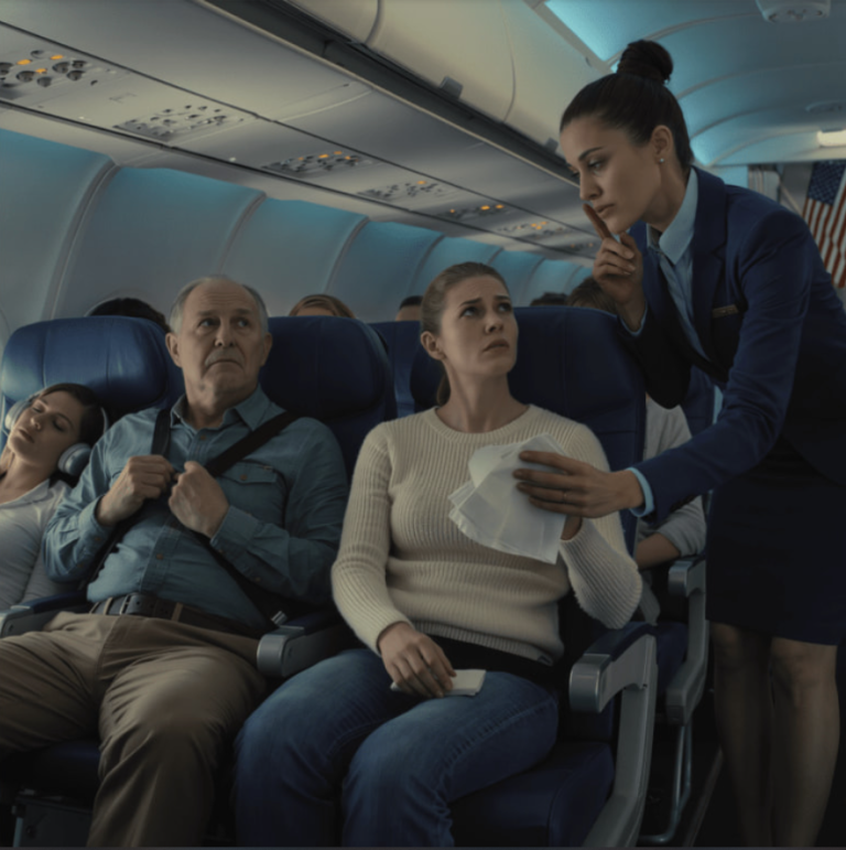 « L’hôtesse de l’air m’a glissé un mot : ‘Changez de siège immédiatement, faites-moi confiance’ – 20 minutes plus tard… »