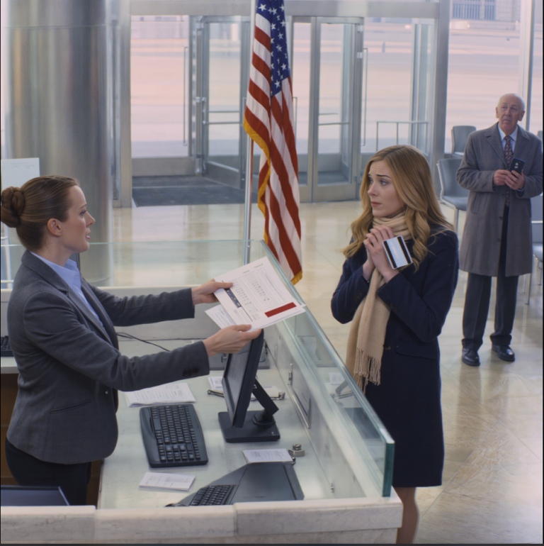 Le jour de notre divorce, mon ex-mari m'a tendu une carte bancaire. Encore furieuse, je ne l'ai pas touchée pendant deux ans. Mais quand les factures de ma mère se sont accumulées, je suis finalement allée à la banque vérifier le solde… et je suis restée là, abasourdie.