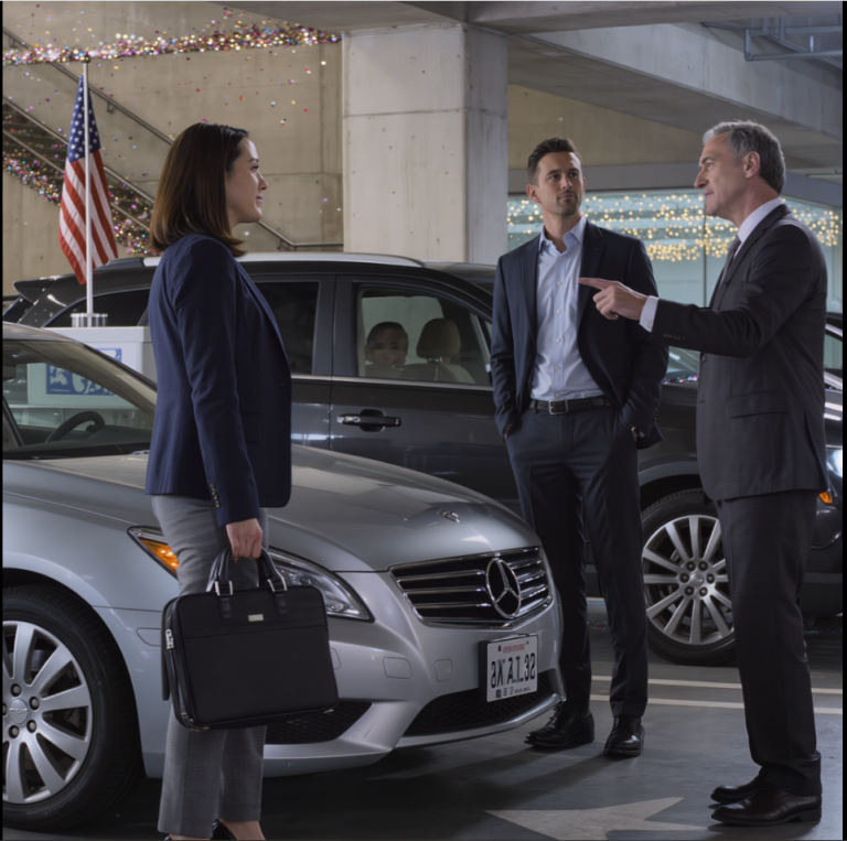 « Déplace ta voiture, Emma », ordonna papa à l’entreprise familiale. Mon frère avait déjà ses clés. Je ne les ai même pas regardés ; je suis allée directement à l’ascenseur. C’est alors que le chef de la sécurité s’est interposé et a déclaré : « Cette place est réservée à la PDG. Mme Morrison a racheté cette société le trimestre dernier. »